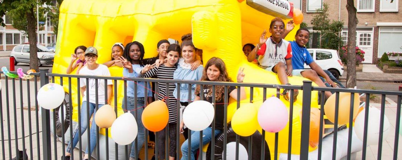 kinderen op een springkussen