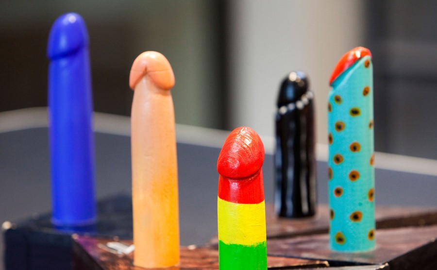 Een vijftal kleurige dildo’s